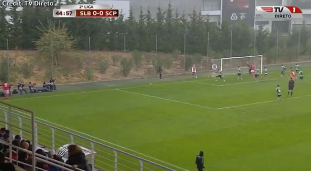 لحظة تنفيذ الركلة الركنية