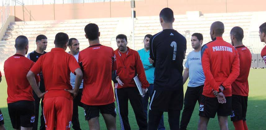 مدرب الوطني جمال محمود يتحدث مع اللاعبين