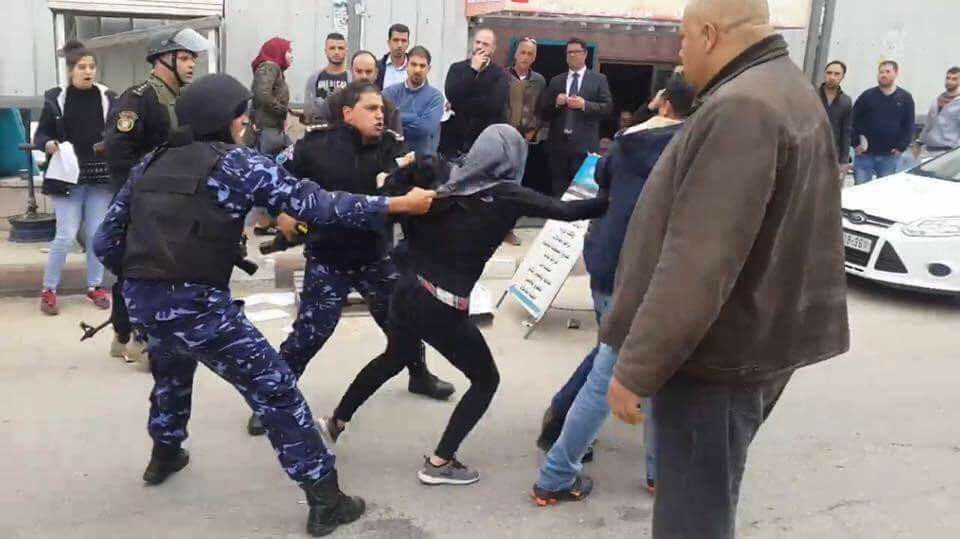 أجهزة أمن السلطة بالضفة خلال قمعها لمظاهرة محاكمة الشهيد باسل الأعرج