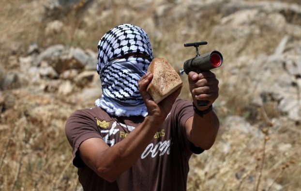 الاحتلال يحظر استيراد "المفرقعات النارية"