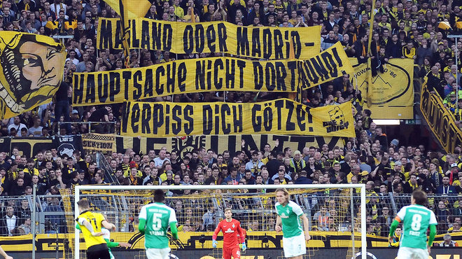 لافتات تطالب بعدم رجوع غوتزه