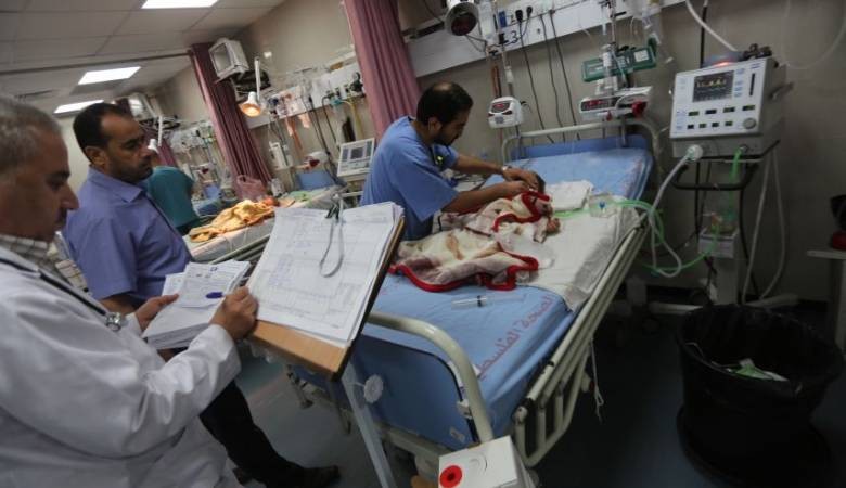الصحة بغزة: انقطاع الكهرباء يهدد حياة 120مولودًا في حضانات المستشفيات