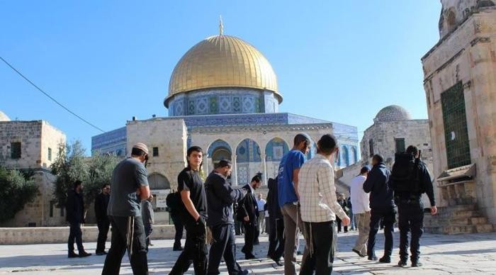 قائد شرطة الاحتلال بالقدس يقتحم باحات الأقصى
