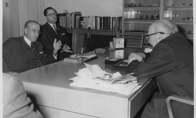 أومبريخت (من اليسار) خلال لقائه مع الرئيس الإسرائيلي، زلمان شيزار (أرشيف الصليب الأحمر)