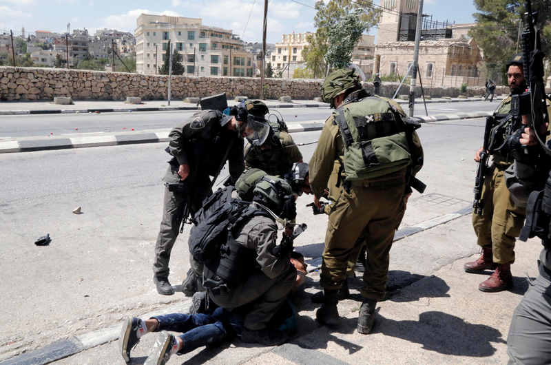 مركز حقوقي: الاحتلال يتذرع بعمليات الطعن لتبرير جرائم قتل الفلسطينيين