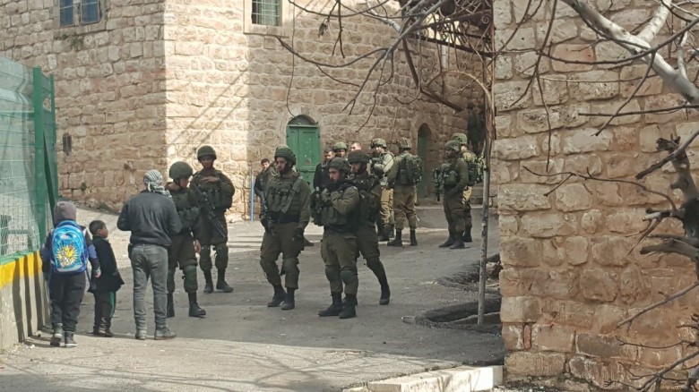 الاحتلال ينصب خياما قرب الحرم الإبراهيمي