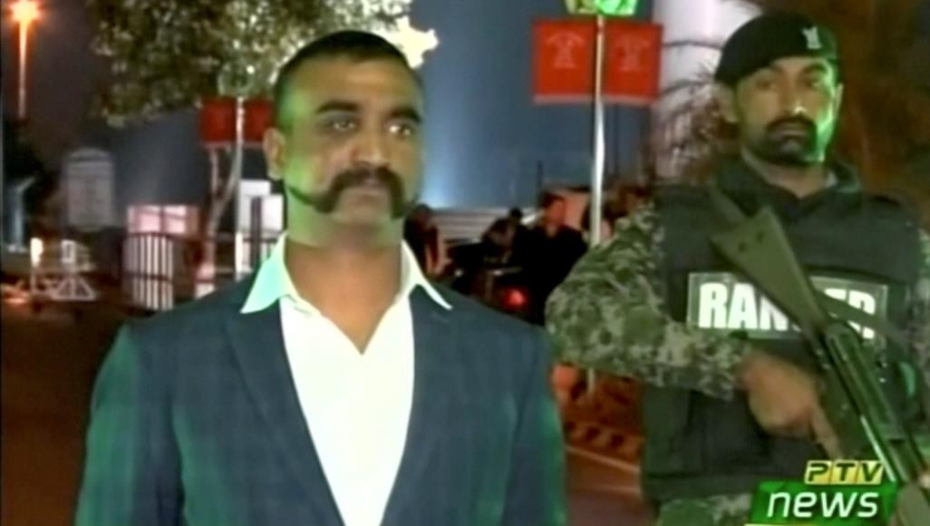 الهند احتفلت بالإفراج عن طيارها المفرج عنه ووصفه رئيس وزرائها بالشجاع