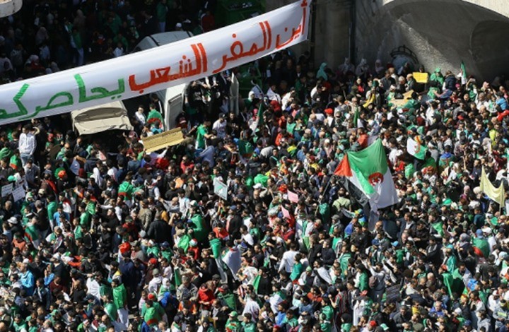 صورة من التظاهرات في الجزائر