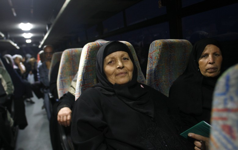 دفعة جديدة من أهالي أسرى غزة تتوجه للزيارة