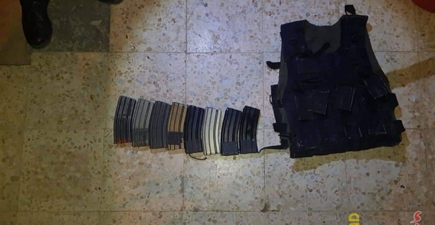 معاريف: الشرطة أحبطت تهريب أسلحة من الأردن واعتقلت مشتبه بهم