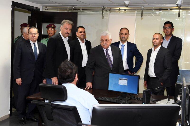 عباس في زيارة للتلفزيون