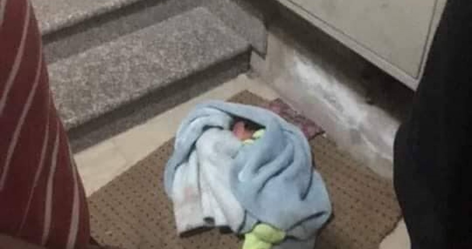 شرطة الخليل تعثر على رضيعة أمام بناية سكنية