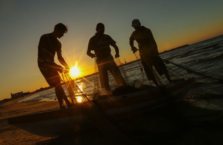 بعد توسعة الصيد.. الاحتلال يعتقل 3 صيادين في بحر غزة