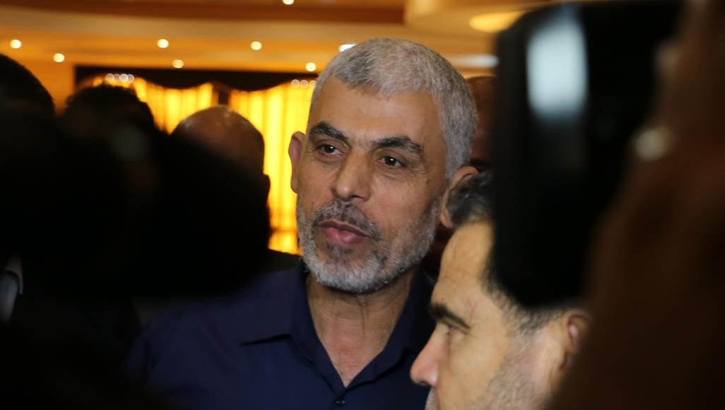 السنوار يغادر غزة للقاهرة لبحث عددٍ من القضايا