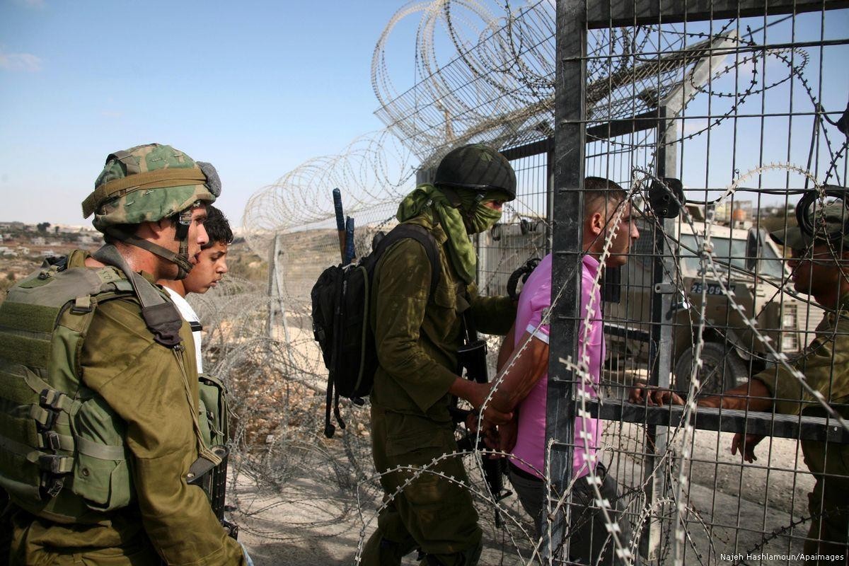 جيش الاحتلال: اعتقال فلسطيني من غزة بحوزته قُنبلة