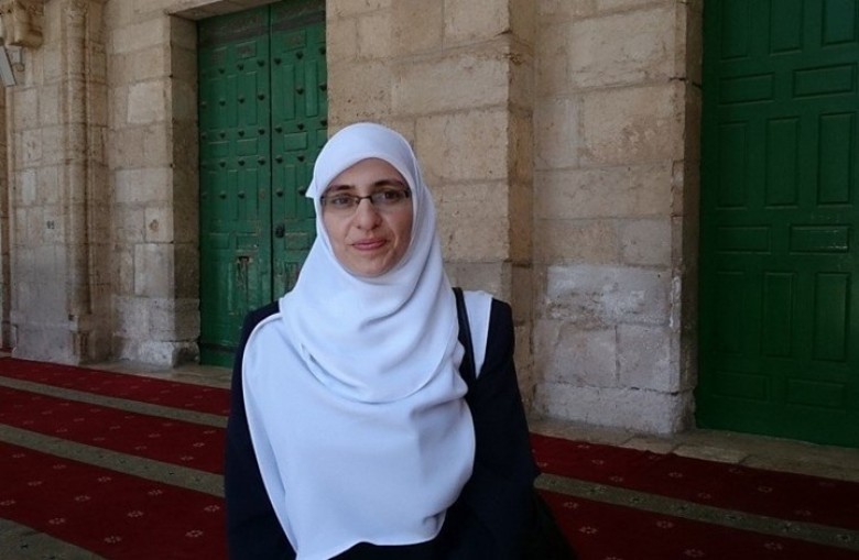 بالمقلوبة.. المبعدة "الحلواني" تقهر الاحتلال على أعتاب الأقصى