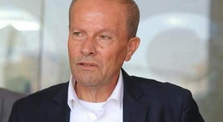 أبو بكر يقرّ: قطع رواتب أسرى حماس موضوع سياسي