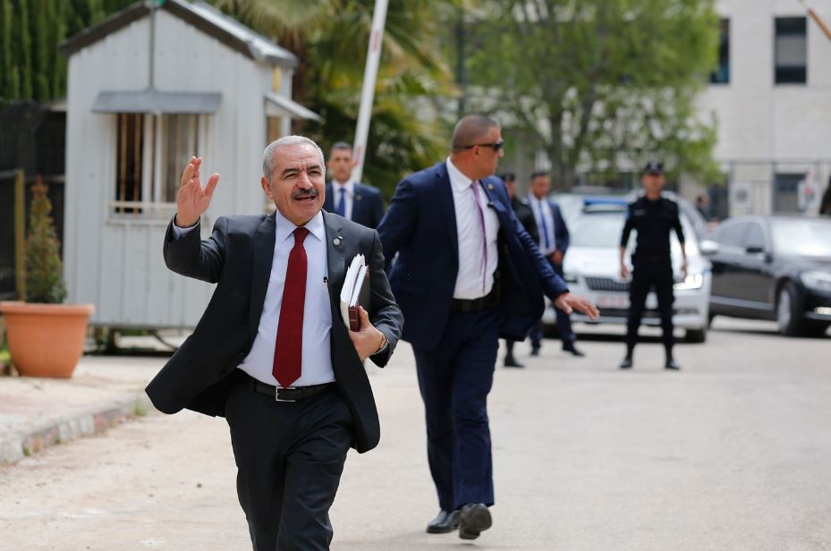 السلطة تستعد لخصومات جديدة وتعد بإجراءات تقشفية