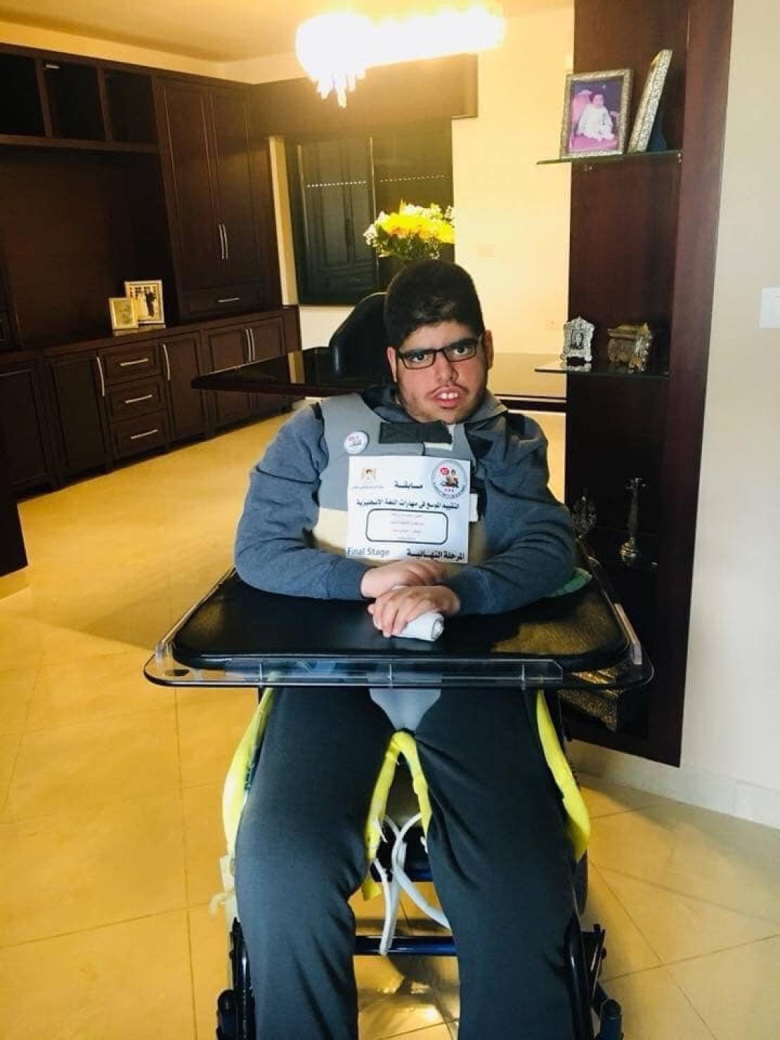 "أصيل المدني" عبقري على كرسي متحرك يدفعه الأمل