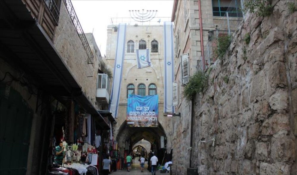 بعربدة الاحتلال.. عائلة صيام تخلي منزلها للمستوطنين