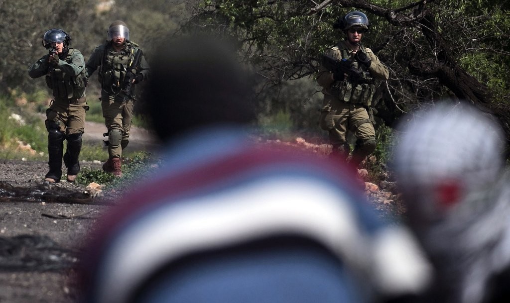 جيش الاحتلال يُطلق النار على فلسطيني ويسحله في القدس