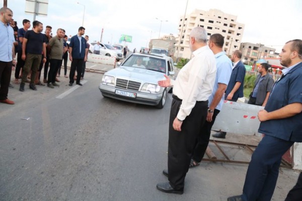 هنية يتفقد حاجز للشرطة
