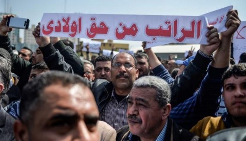 السلطة تسحق موظفي فتح في غزة