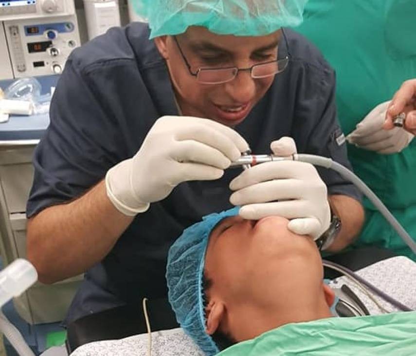 استخراج قطع بلاستيكية من رئة طفل بالمنظار بمجمع الشفاء