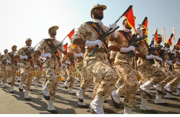 الجيش الإيراني يعلن إجراء مناورات عسكرية مفاجئة