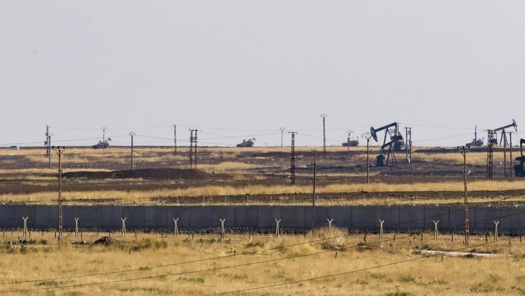 آليات عسكرية أميركية في محيط موقع نفط بشمال شرقي سوريا (الأناضول)