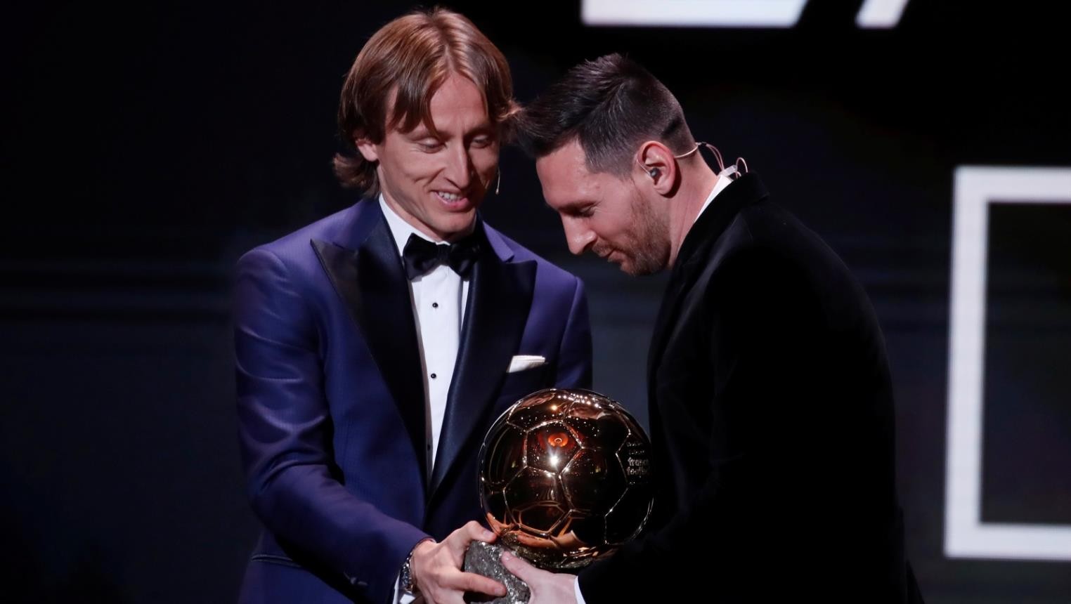 مودريتش يسلم ميسي الكرة الذهبية