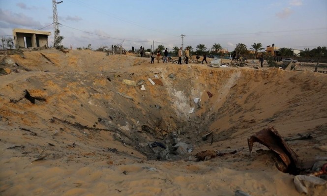 حفرة خلفها القصف الإسرائيلي على بيت عائلة السواركة في دير البلح، الشهر الماضي (أ.ب.)