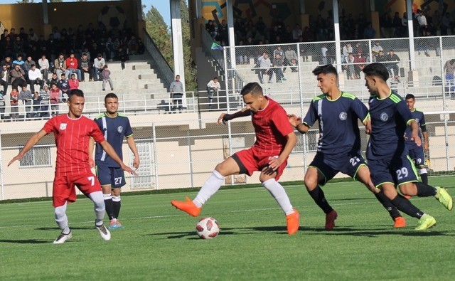 الأسمر في المنتصف