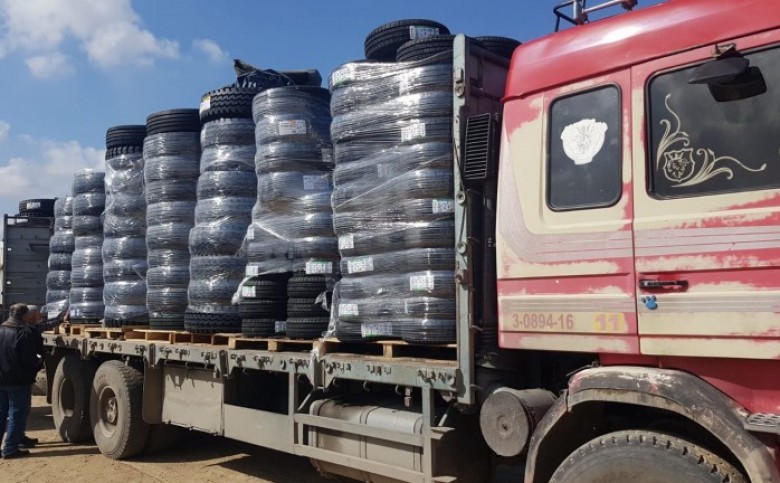 الاحتلال يسمح بادخال إطارات المركبات "الكاوشوك" إلى قطاع غزة