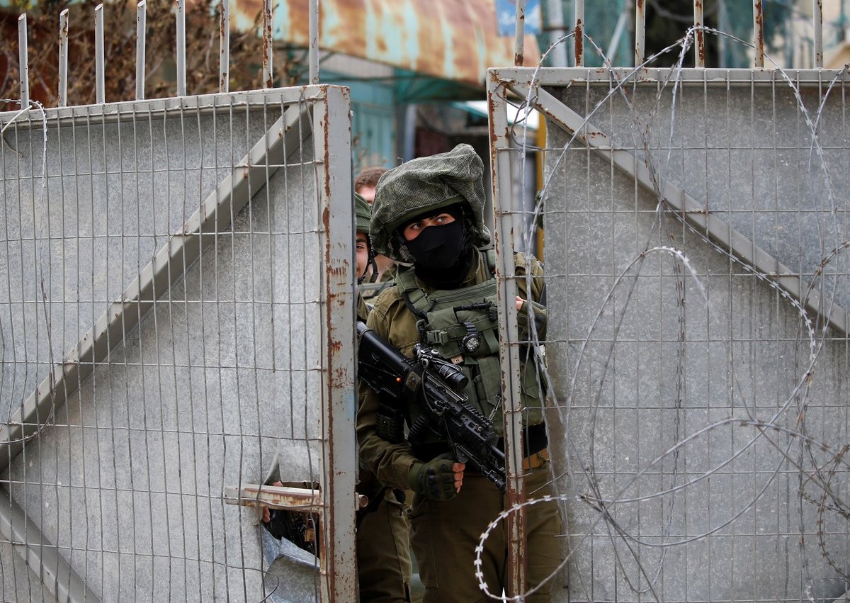 حملات دهم واعتقالات واسعة في الضفة المحتلة والقدس