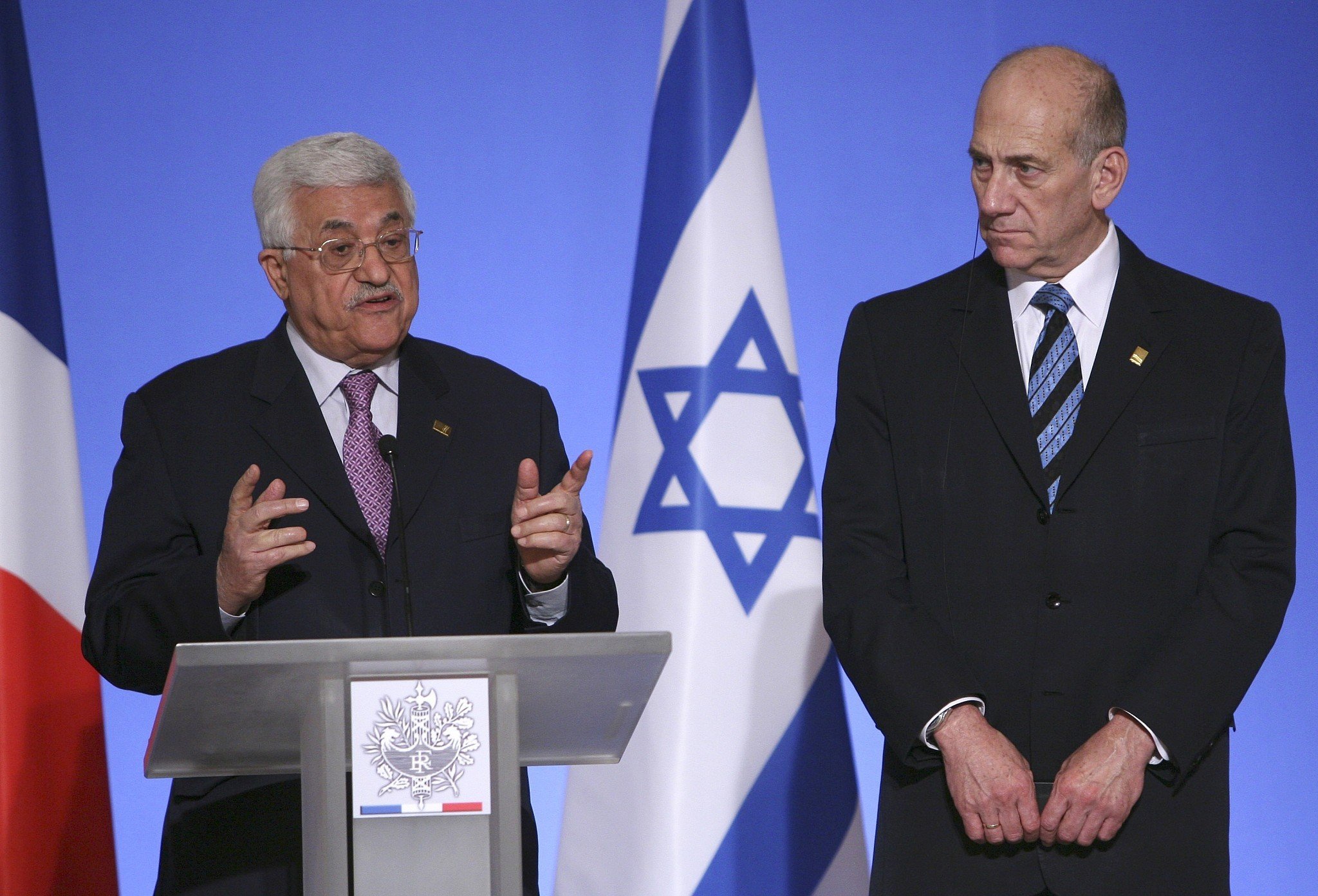 شروط أولمرت لعباس في أول لقاء جمعهما 2007