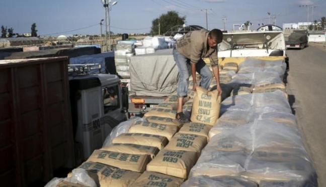 الاحتلال يقرر وقف ادخال الاسمنت وتخفض تصاريح التجار