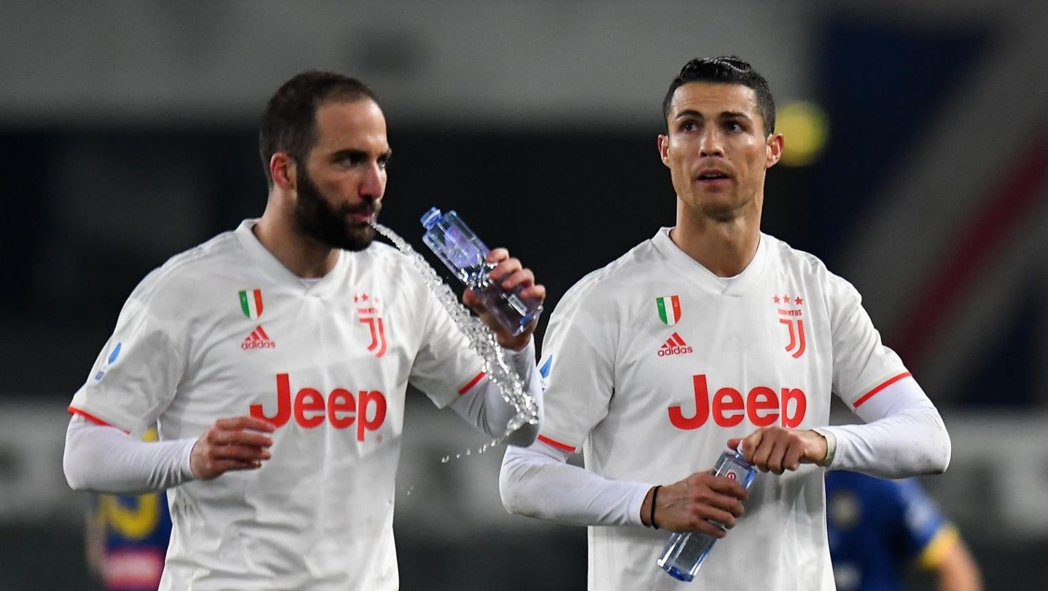 رونالدو يمينا