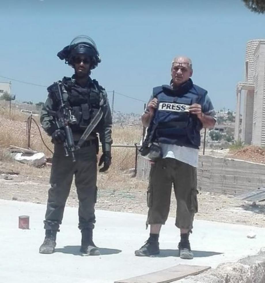 الصحفي خلال احتجازه من قبل قوات الاحتلال