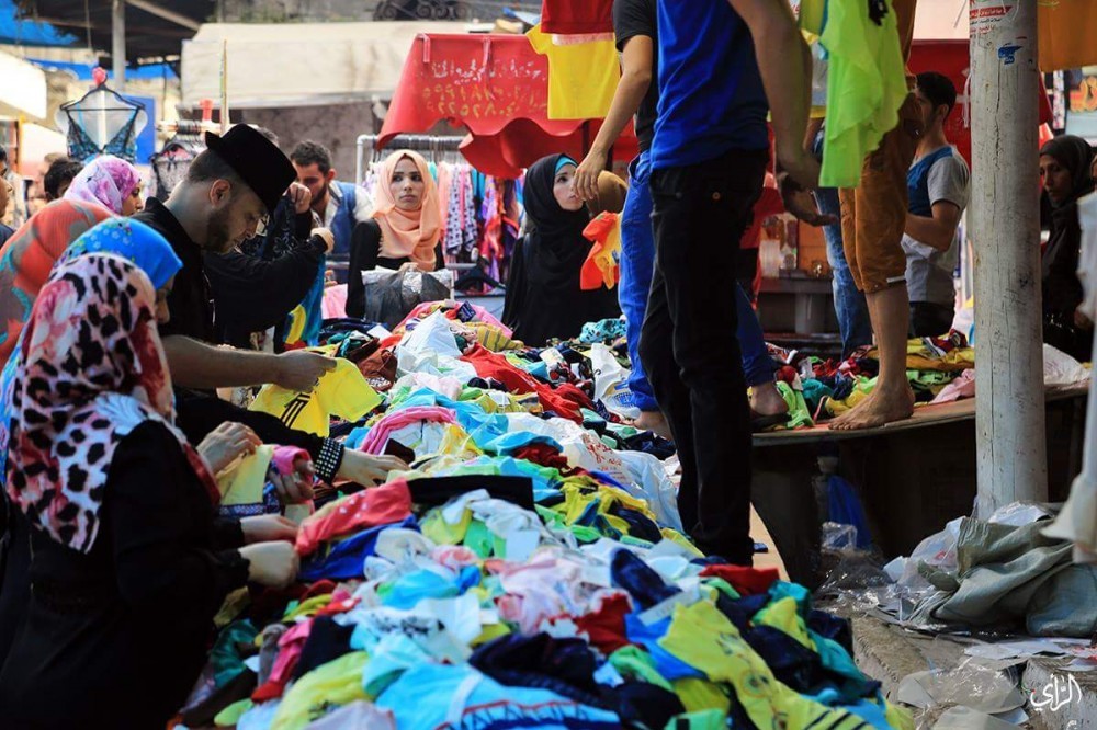 قبيل العيد.. ارتفاع أسعار الملابس تزعج الغزيين