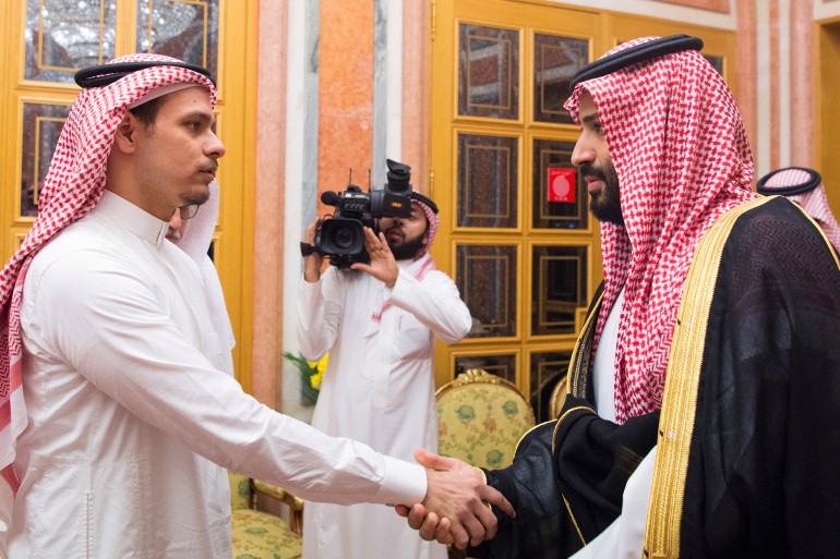 نجل خاشقجي (يسار) في لقاء جمعه بولي العهد السعودي بعد أسابيع قليلة من اغتيال والدهرويترز