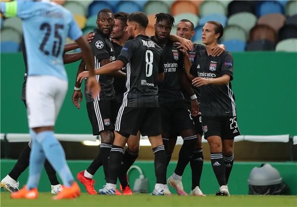 فرحة لاعبي ليون بالفوز