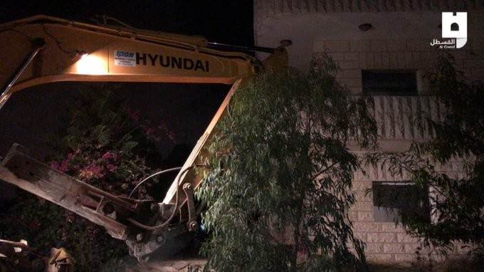 وين بدنا نروح؟".. دموع وحسرة كبيرة في عائلة إبراهيم أبو صيبعة عقب هدم منزلهم بالقدس