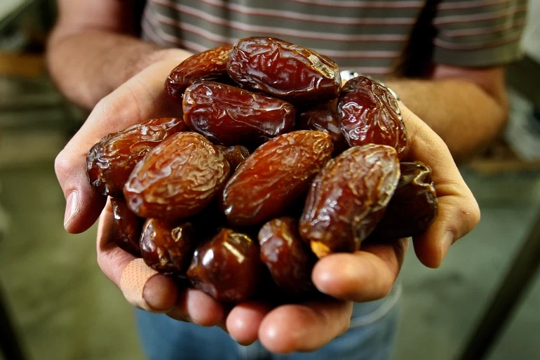 التمر يحتوي على فيتامين إيه الذي يحسن من النظر ويساعد في علاج العشى الليلي (غيتي)