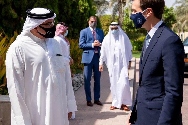 ولي عهد البحرين سلمان بن حمد آل خليفة (يسار) يستقبل جاريد كوشنر مستشار الرئيس الأميركي في المنامة (رويترز)