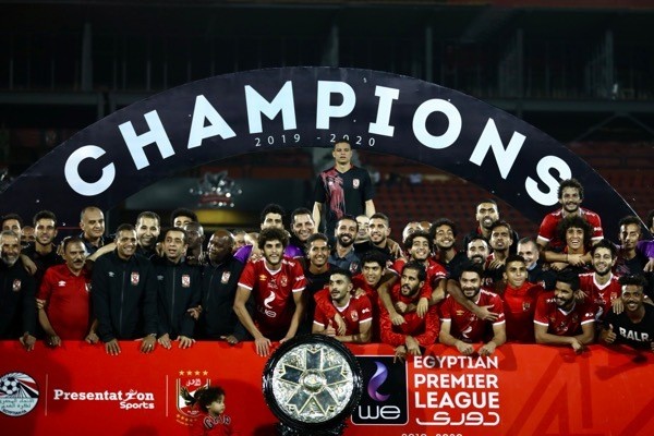 لحظة تتويج الأهلي