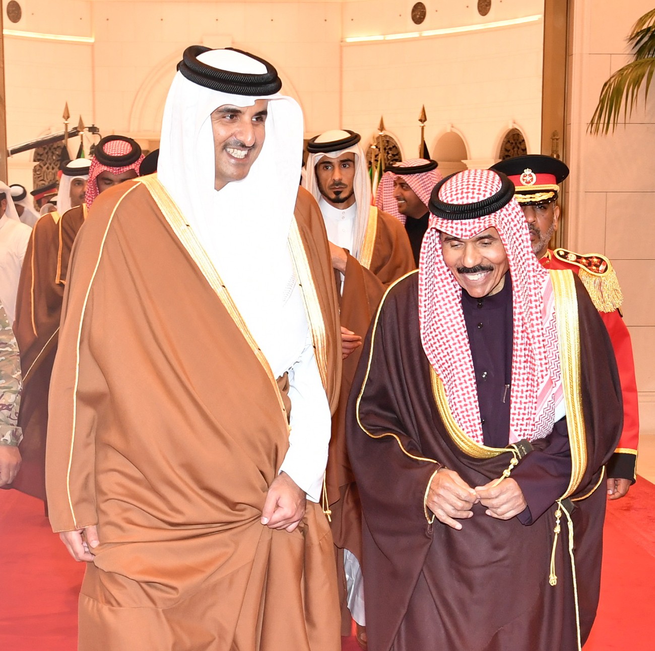 أمير الكويت وأمير قطر يسار (أرشيفية)