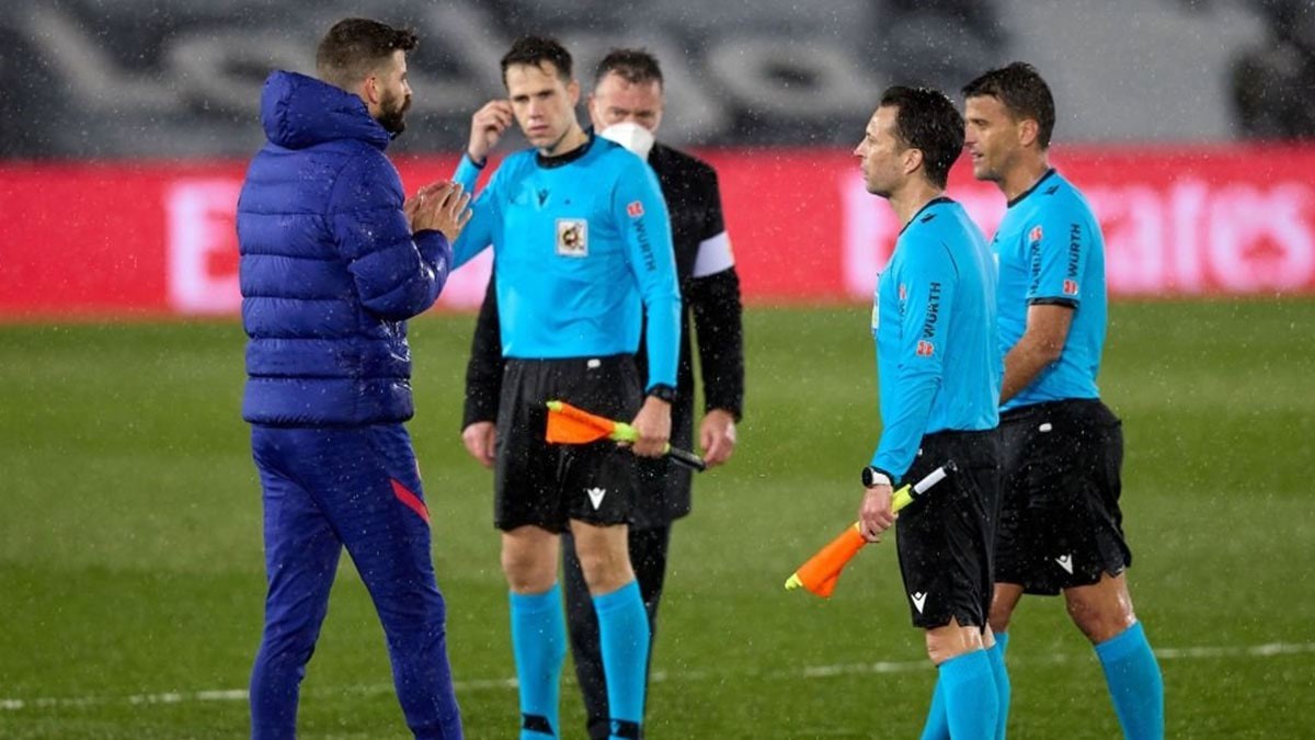 بيكيه والحكم مانزانو