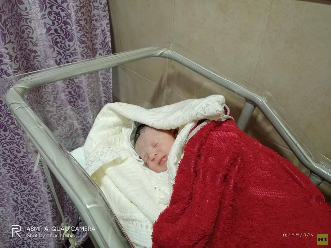 بعد استشهاده بأسبوع.. فلسطيني يرزق بمولودة