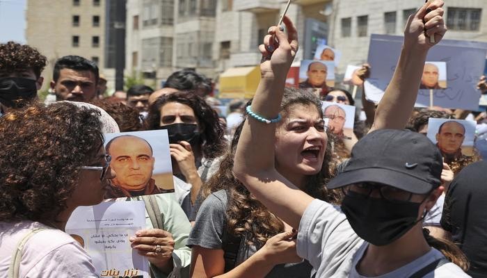 مسيرات تندد بمقتل الناشط نزار بنات